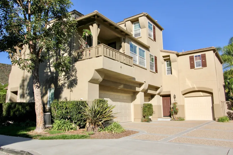 Two sides road facing home with parking in Springfield in San Marcos.