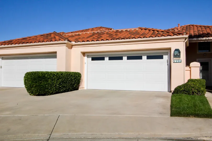 Long green hedge between two garages at The Colony in San Marcos CA