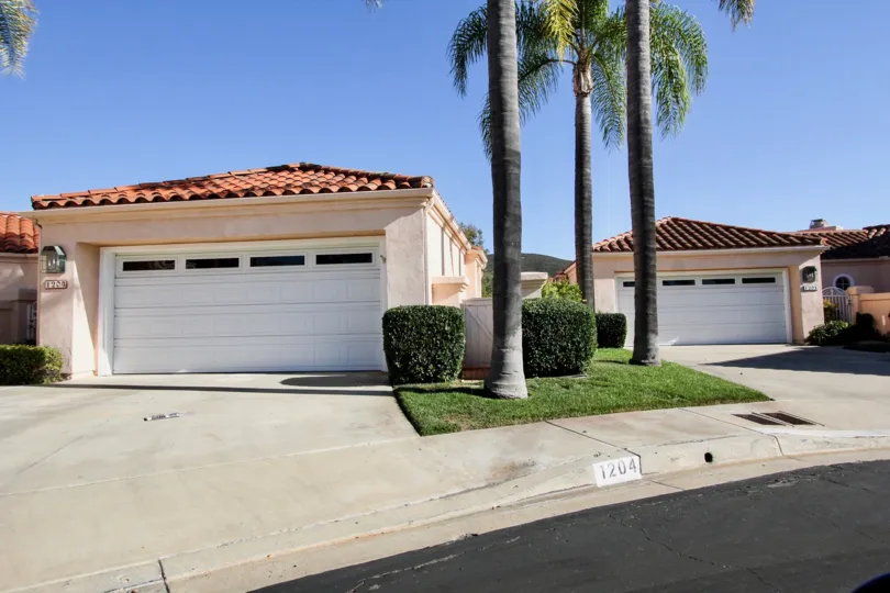 Large garages in the Colony, located in San Marcos, California