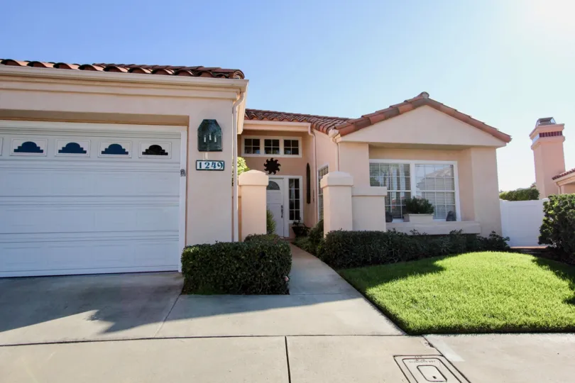Marvellous villa with sunshine and a lawn in front of The Colony in San Marcos