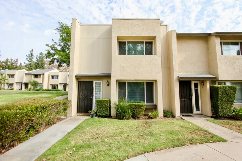 Del Corandado Santee neighborhood with manicured bushes and lawns
