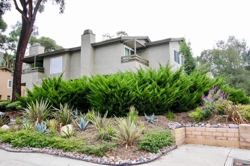 Wonderful light & bright townhouse-style floor plan with 2 bedrooms/2 full baths. You are welcomed by a generous living room that is open to the dining hall.