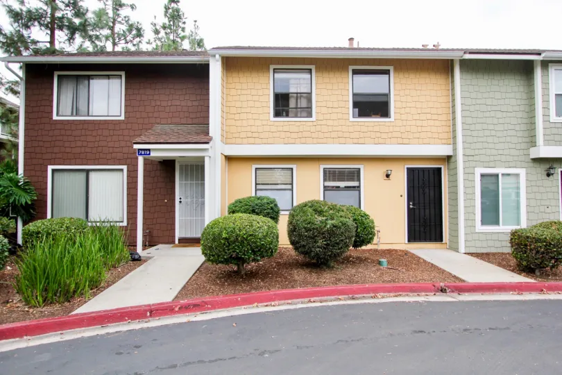 Several town homes of different colors in Pepperhill TownHomes