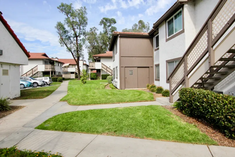 Community with nice villas and nice lawn and slanting roofs in Riderwood Gardens.