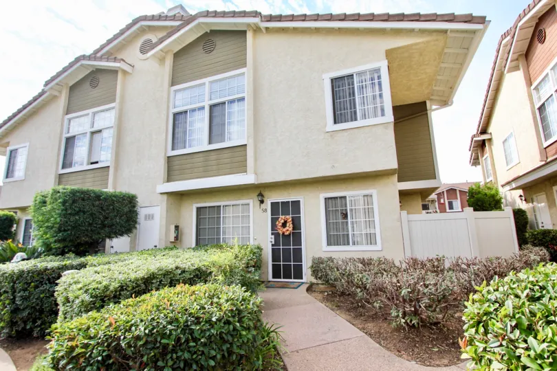 House in California, Santee. Garden. Townhouse with path and bushes
