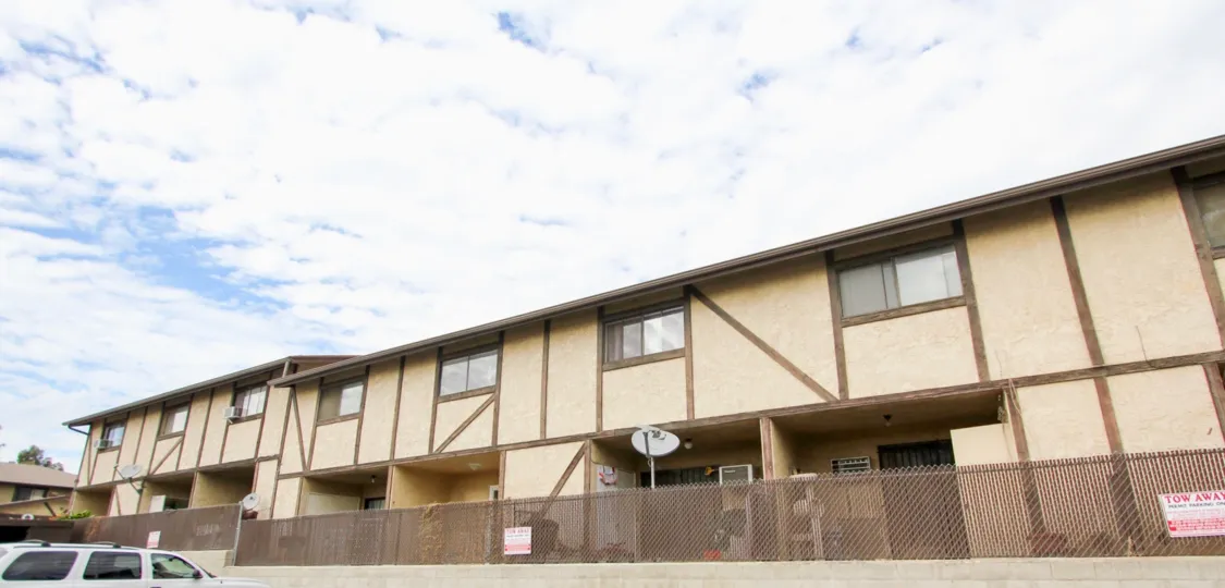 Upper view of apartment complexe and parking lot in Hartland