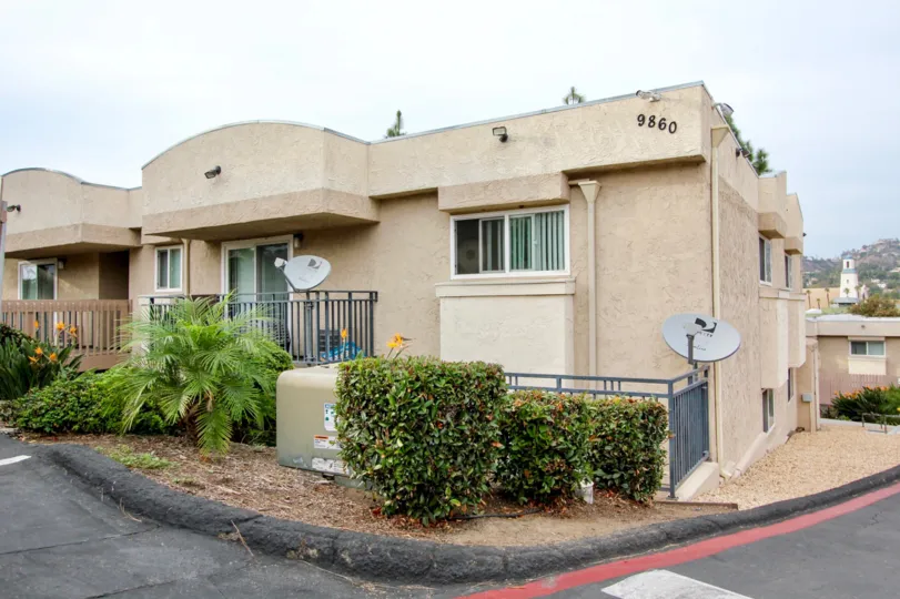 Helix De Oro community with greenery outside and DirecTV dishes