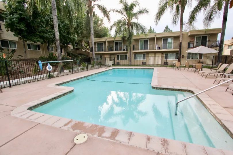 A sunny day in the Helix De Oro with swimming pool and trees.