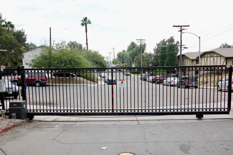 Hidden Valley  ,: Spring Valley  ,: California, black gate,electric post
