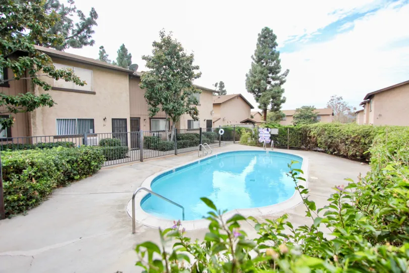 Parque Gillespie  , Spring Valley,: California,swimming pool ,trees