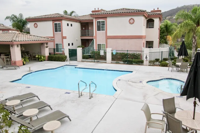 A nice view of the community pool and hot tub in the community of Pointe Lakeview in Spring Valley California