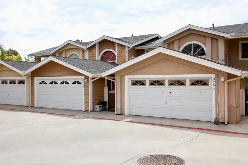 THE 8707 APARTMENT IN THE SUNSET RIDGE WITH THE SHUTTERS, THAR ROAD
