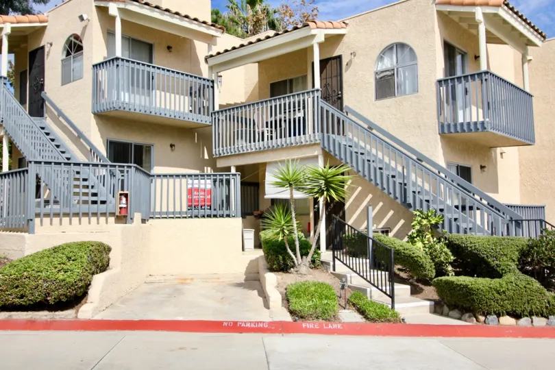 THE APARTMENT IN THE SWEETWATER VIEWS WITH THE UPSTAIRS, BALCONI, PLANTS, TREES