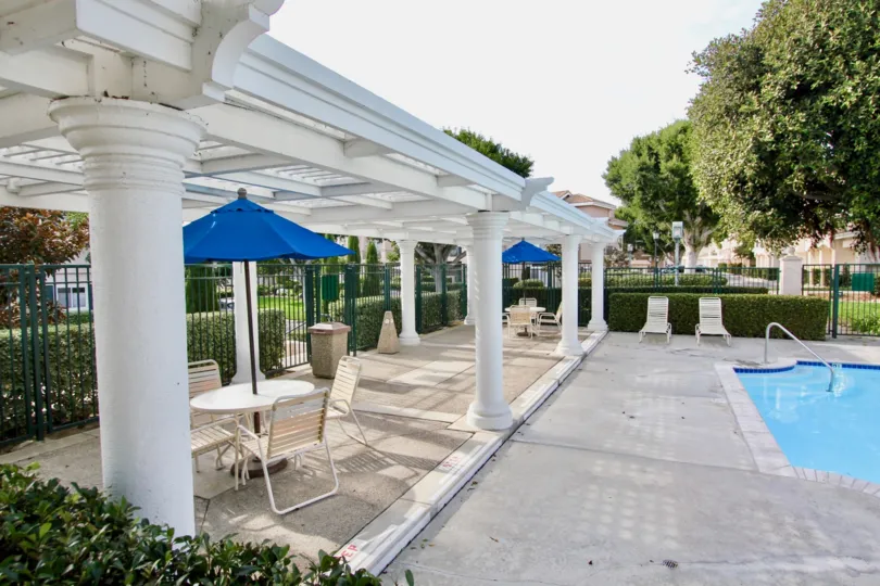 THE GARDEN IN THE CAPRI WITH THE SWIMMING POOL, PILLARS, TABLES, CHAIRS.