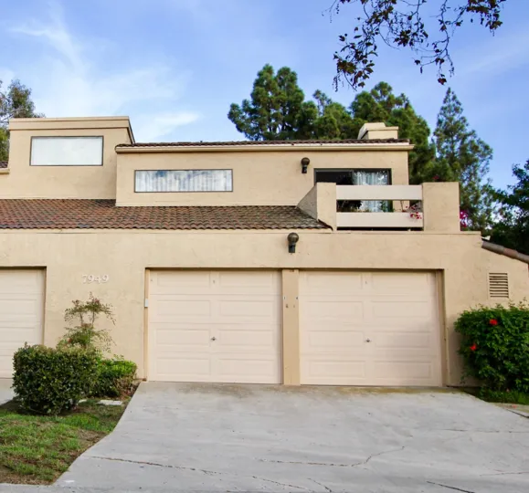 Garage front view with trees and plants in Dieguenos