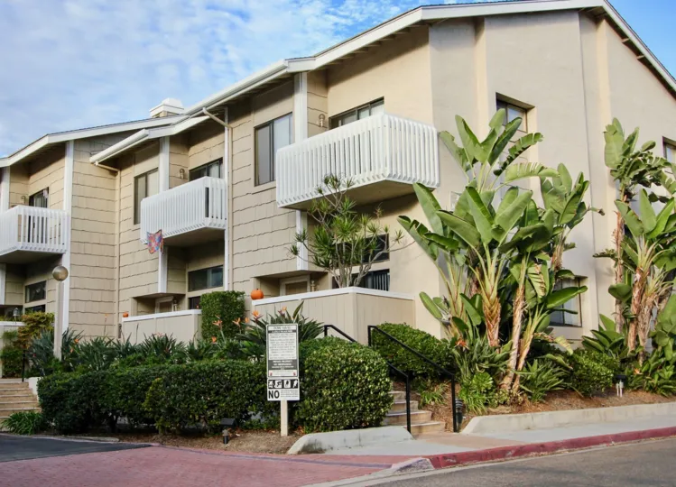 THE HOUSE IN THE LA JOLLA VILLAGE PARK WITH THE BANANA TREE, PLANTS, BALCONIS.