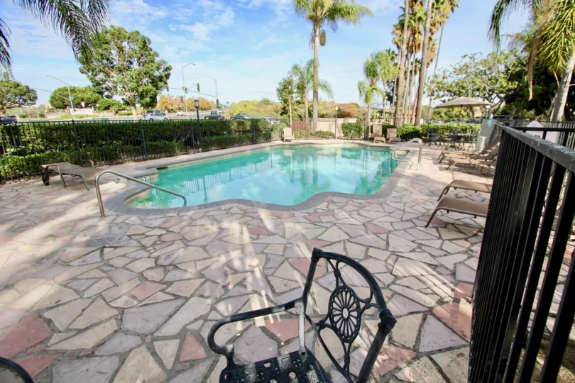 A sunny day in the Lucera with the chairs and the swimming pool at University City in California