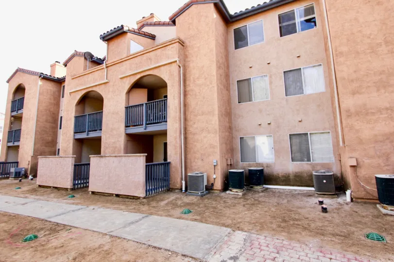 Live in the gorgeous area of Lucera right in the heart of University City.