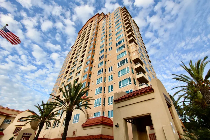 A sky scraper in  Pacific Regent La Jolla in Universal cty