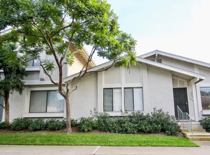 Front View of Beautifully Manicured Playmore Terrace Home in University City California