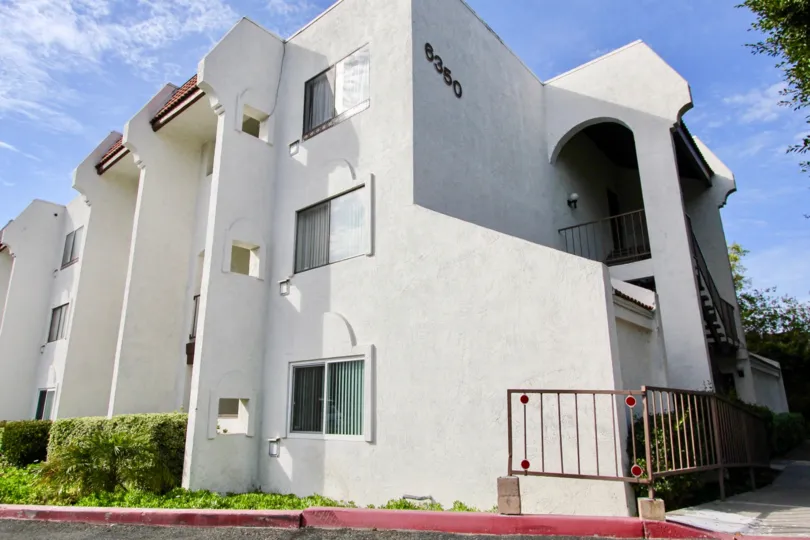 THE 6350 BUNGALOW IN THE REGENCY VILLAS WITH THE BALCONI, PLANTS.