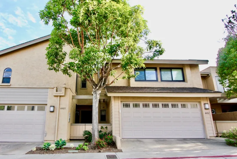 Beautiful Golden Triangle building of Vista La Jolla Townhomes in the University City, CA