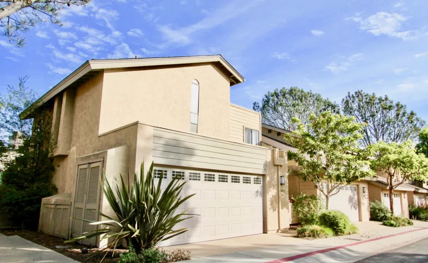 Street view of the buildings having trees and plants in Vista La Jolla