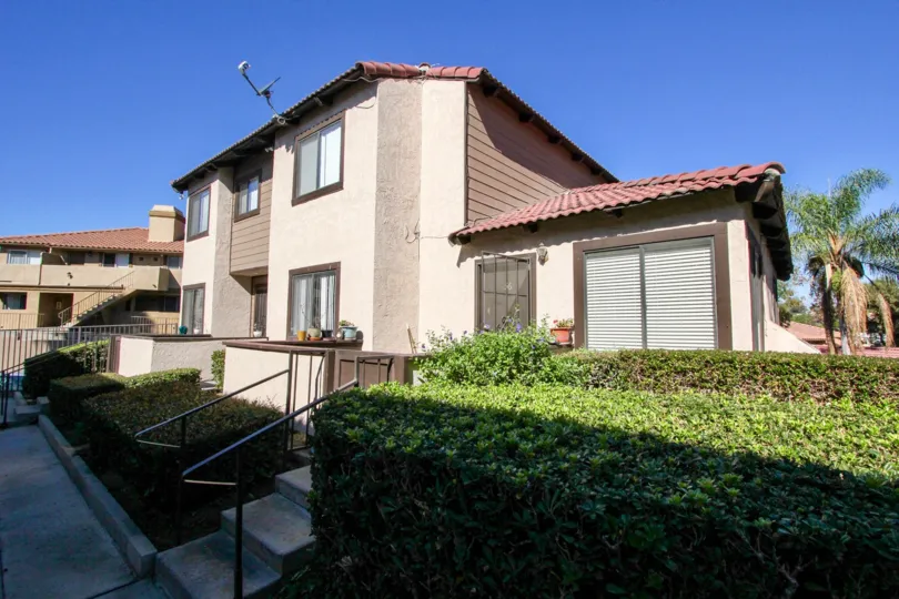The community resort of Buena Vista Townhomes with a blend of scrubbed plants and nautral beauty