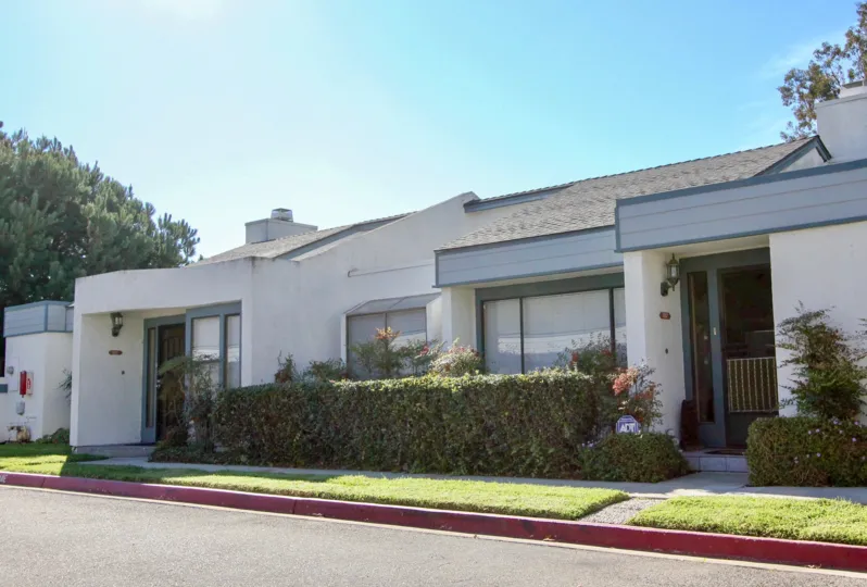 Single story housing near driveway at Copper Hill in Vista California