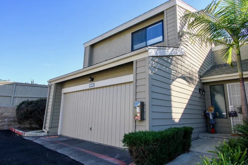 Beautifu sunny day in vista california at the durian place townhomes, welcoming shrubs and palm trees