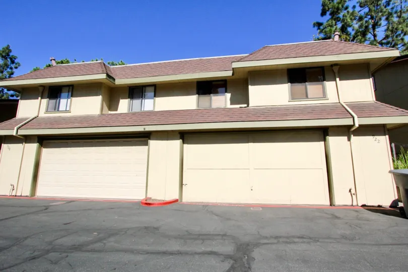 a home that have two garages in ground floor from the city of vista