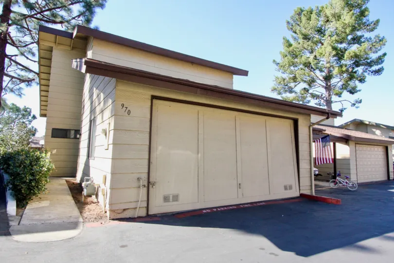 Large house with ample parking space in a sunny neighborhood of Marlin Terrace