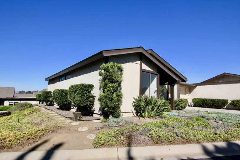 Hill top home with huge spacious area and shrubs designed in Nob Hill.