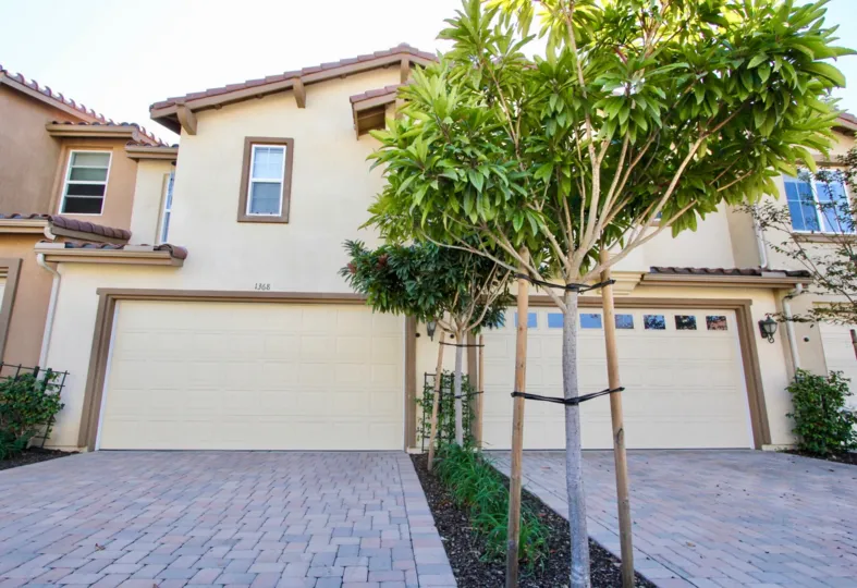 A SUNNY DAY IN THE OAK DRIVE VILLAS WITH HOUSE AND THE TREE