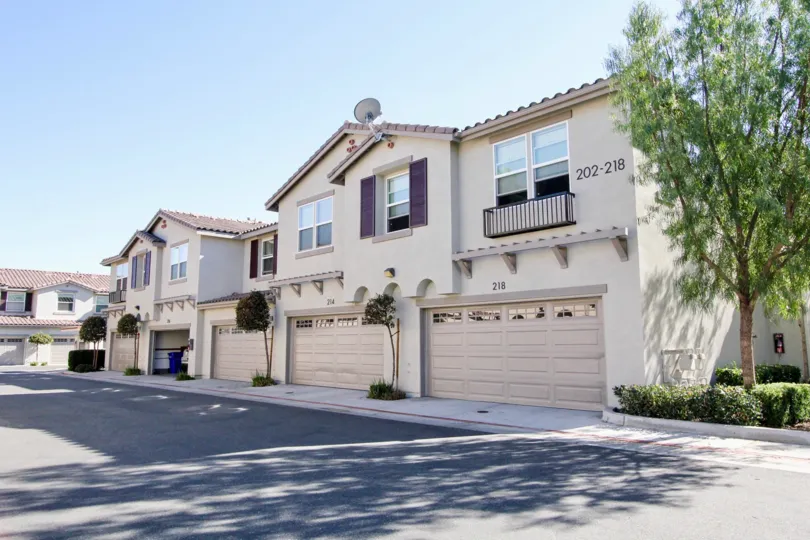 Exclusive garage nicely placed horizontally in Santa Fe Walk.