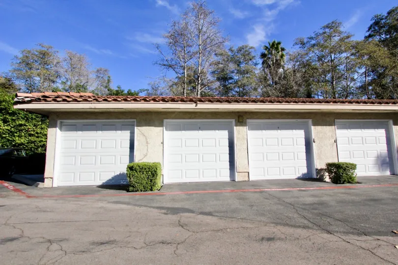 Garages with driveway at Shadowridge glen in Vista California