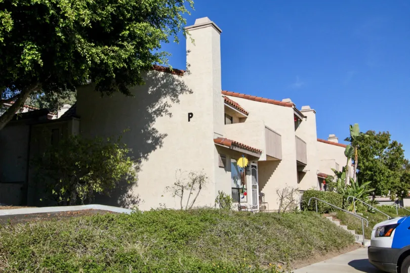 Both sides of the stairs has meadows in Vista De Vista