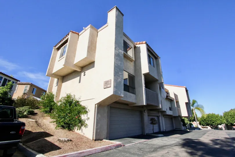 Beautful apartments in Vista De Vista on a sunny day.