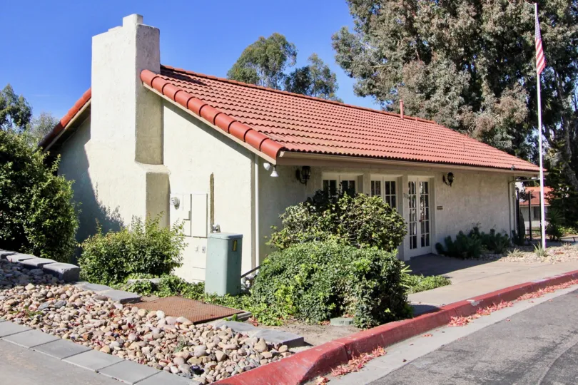 House in the Vista Knolls has hangered the flag with bushes and bubbles stone