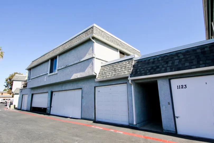 BUILDING WITH LOT OF SHOP SPACE AND WIDE AREA FOR PARKING FROM THE CITY OF VISTA