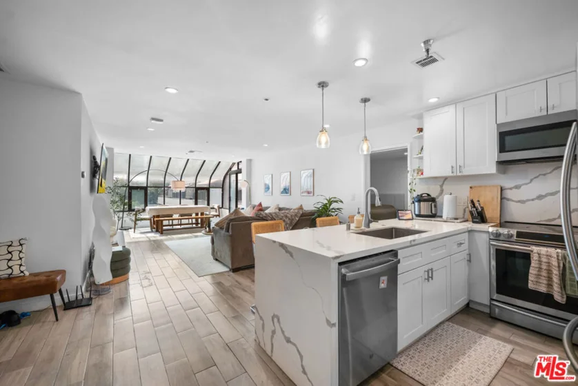 121 S Hope Street #517 photo 55