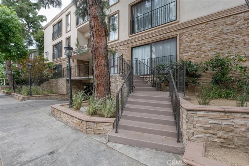 15344 Weddington Street #102 photo 2