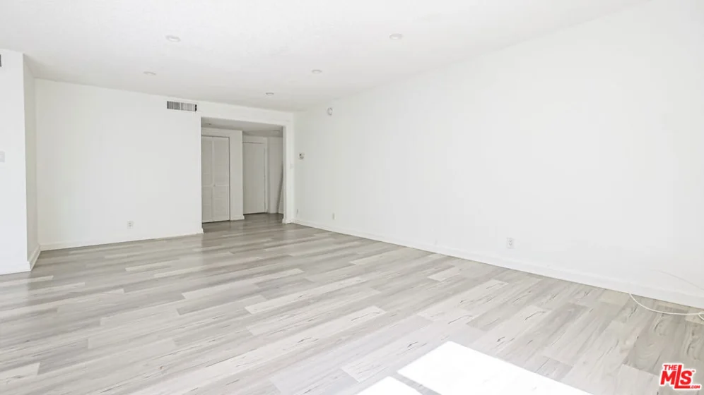 1525 N Hayworth Avenue #204 photo 37
