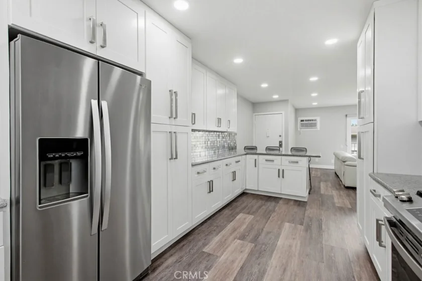 1860 W Glenoaks #L photo 11