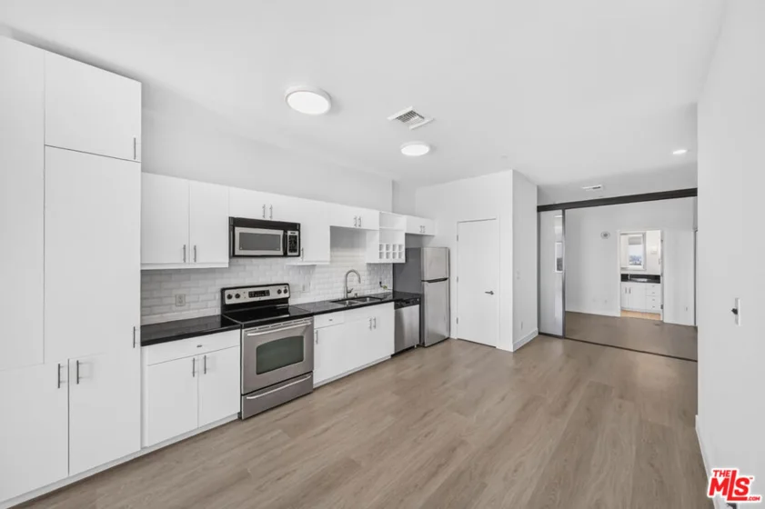 3810 Wilshire Boulevard #1108 photo 51