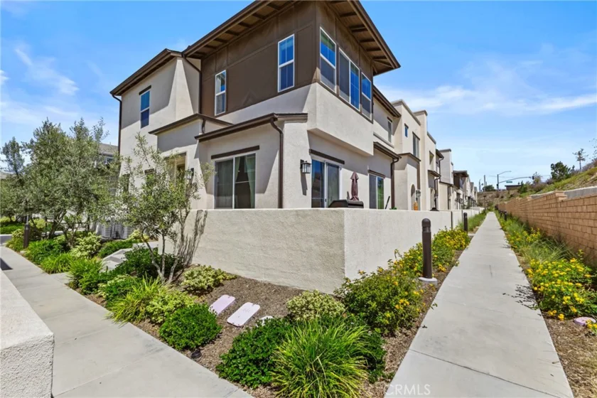2098 Bluestone photo 1