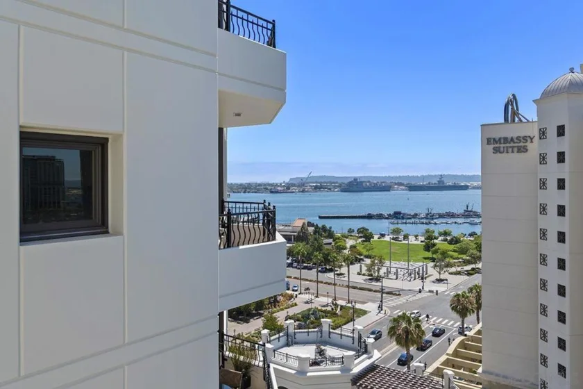 700 W Harbor #1205 photo 3