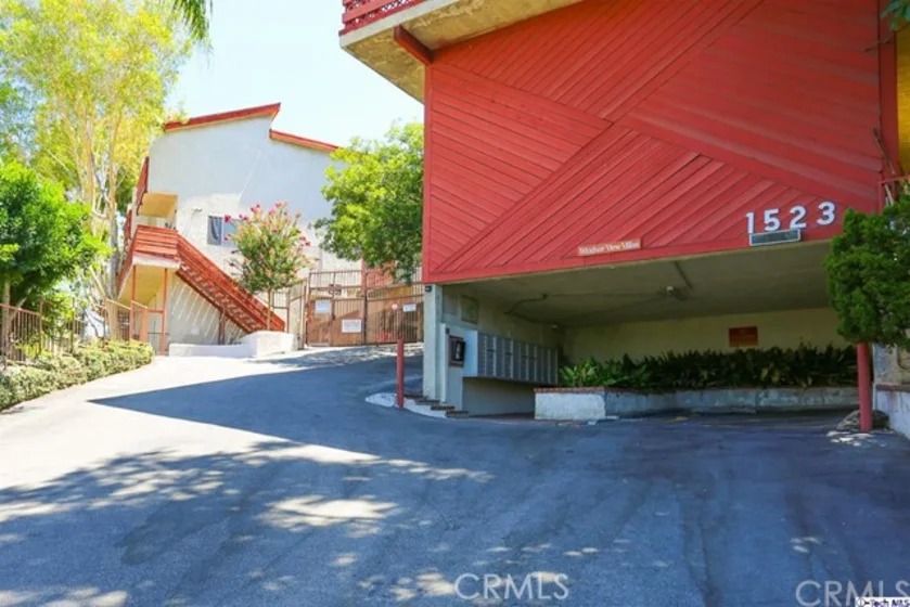 1523 E Windsor Road #209A photo 1