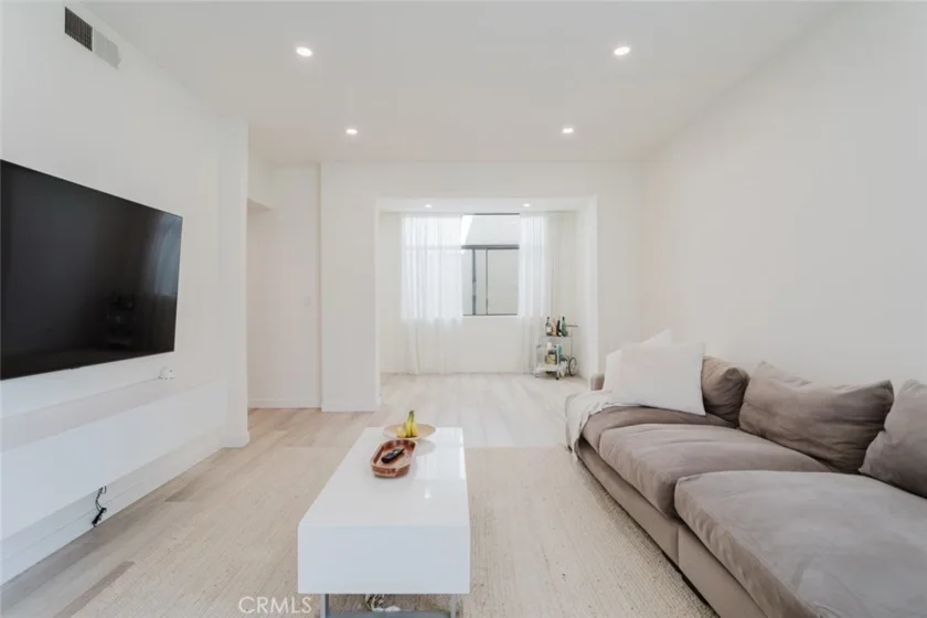 1305 N Columbus Avenue #204 photo 8