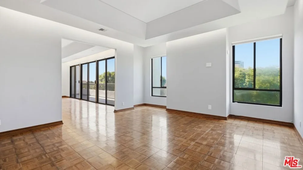 1220 Roxbury Drive #302 photo 4